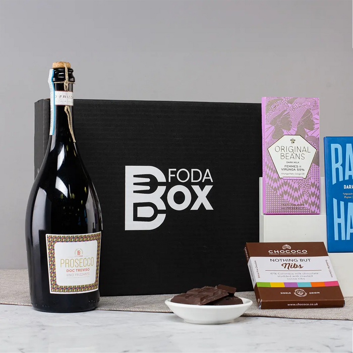 25-Z-PRO-005 Prosecco and Chocolate Gift Box Close-up