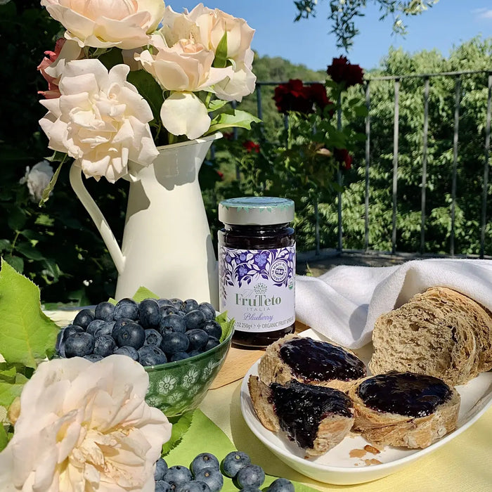 Frutteto Italia - Organic Blueberry Jam 6 x 250g with fresh blueberries and bread