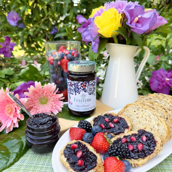 Frutteto Italia - Organic SuperBerries with Açaí Jam with Bread and fresh super berries and flowers