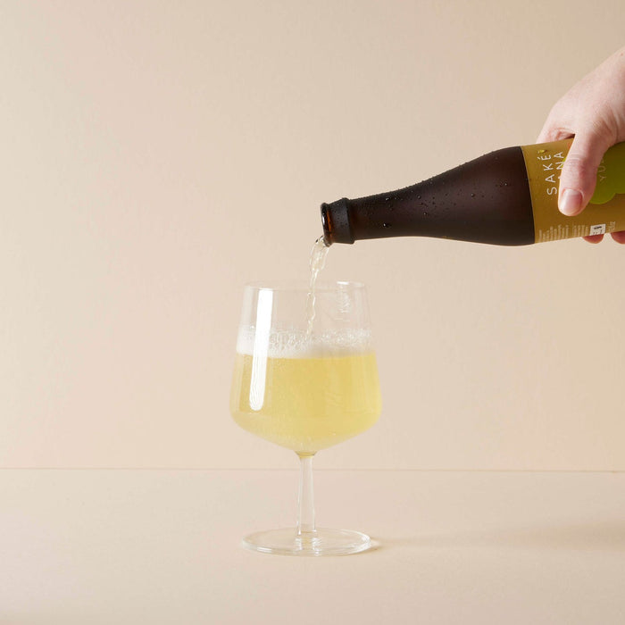 Wholesale Sakebana - Saké Spritz 3.5% ABV Yuzu 12 x 330ml. Sake being poured into a glass.
